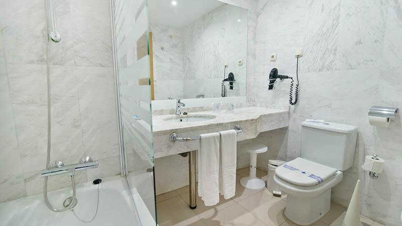 Badværelse på Hotel Bahia Tropical i Andalusien